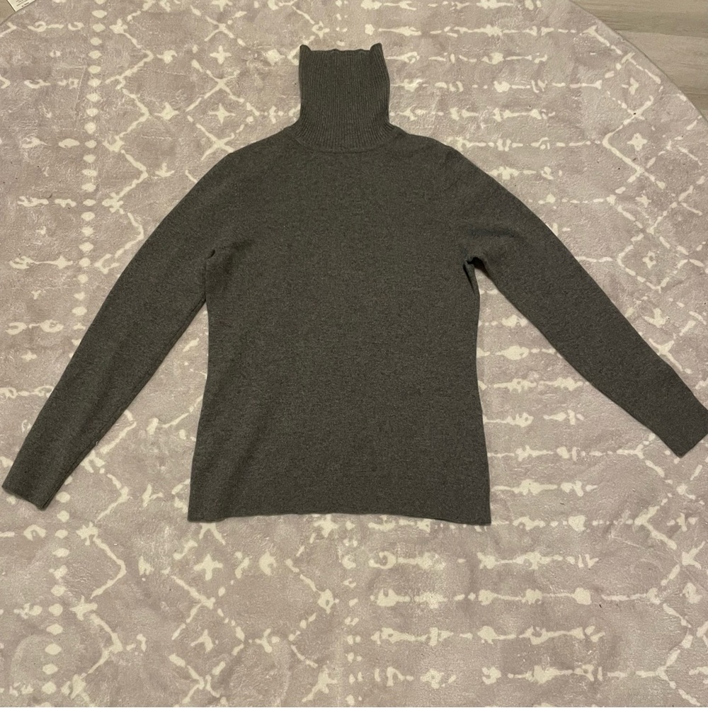 Women’s Ann Taylor turtleneck 100% cashmere sweater size medium